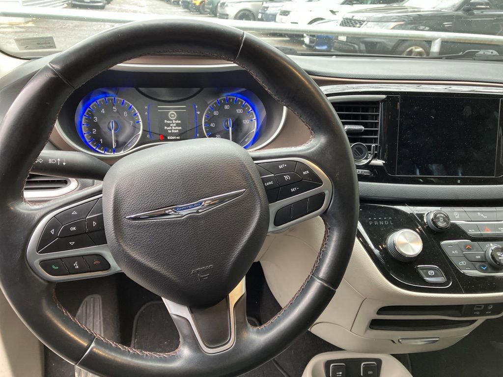 Used 2018 Chrysler Pacifica Touring-L image 10