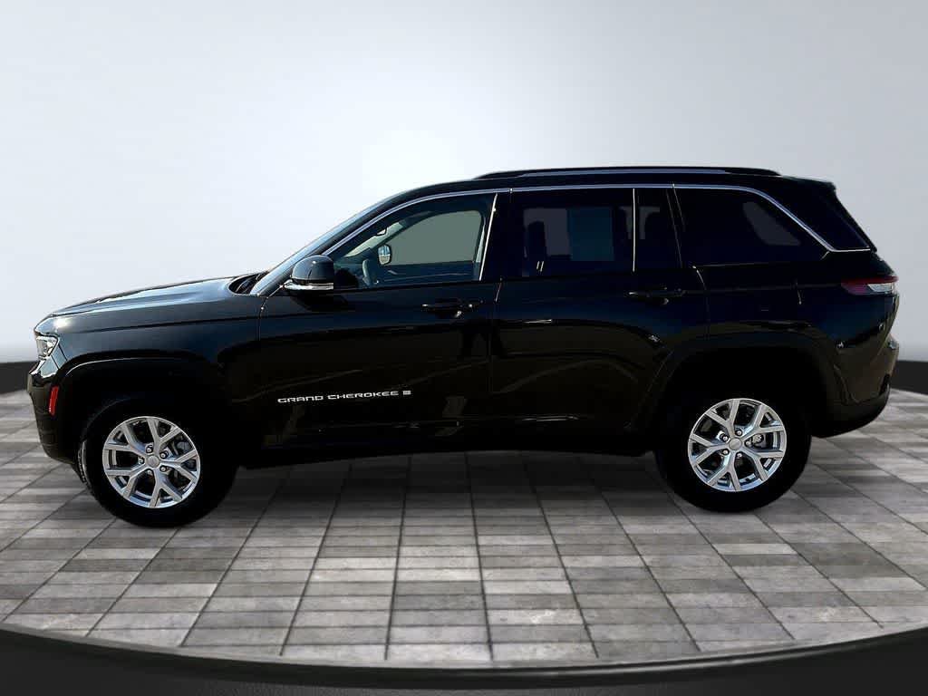 Used 2023 Jeep Grand Cherokee Limited w/ Trailer Tow Prep Group (B) AWD/4WD image 4