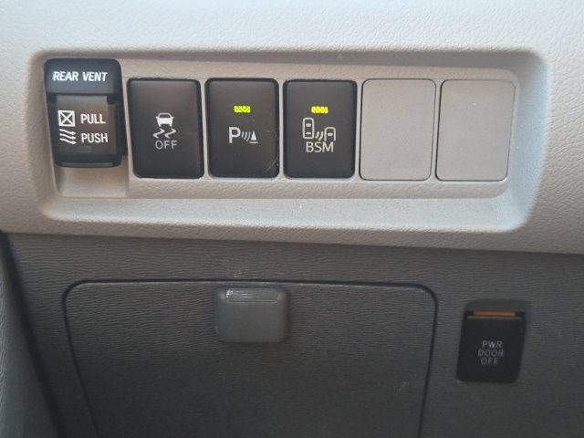 Used 2017 Toyota Sienna XLE w/ XLE Navigation Package FWD image 29