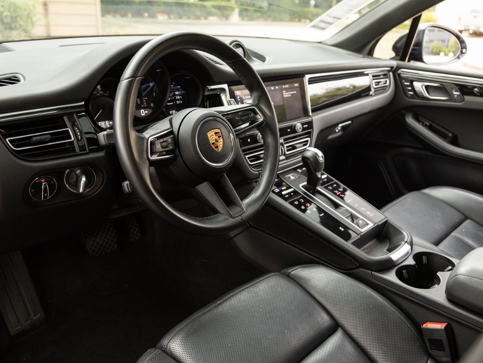 Certified 2023 Porsche Macan AWD/4WD image 4