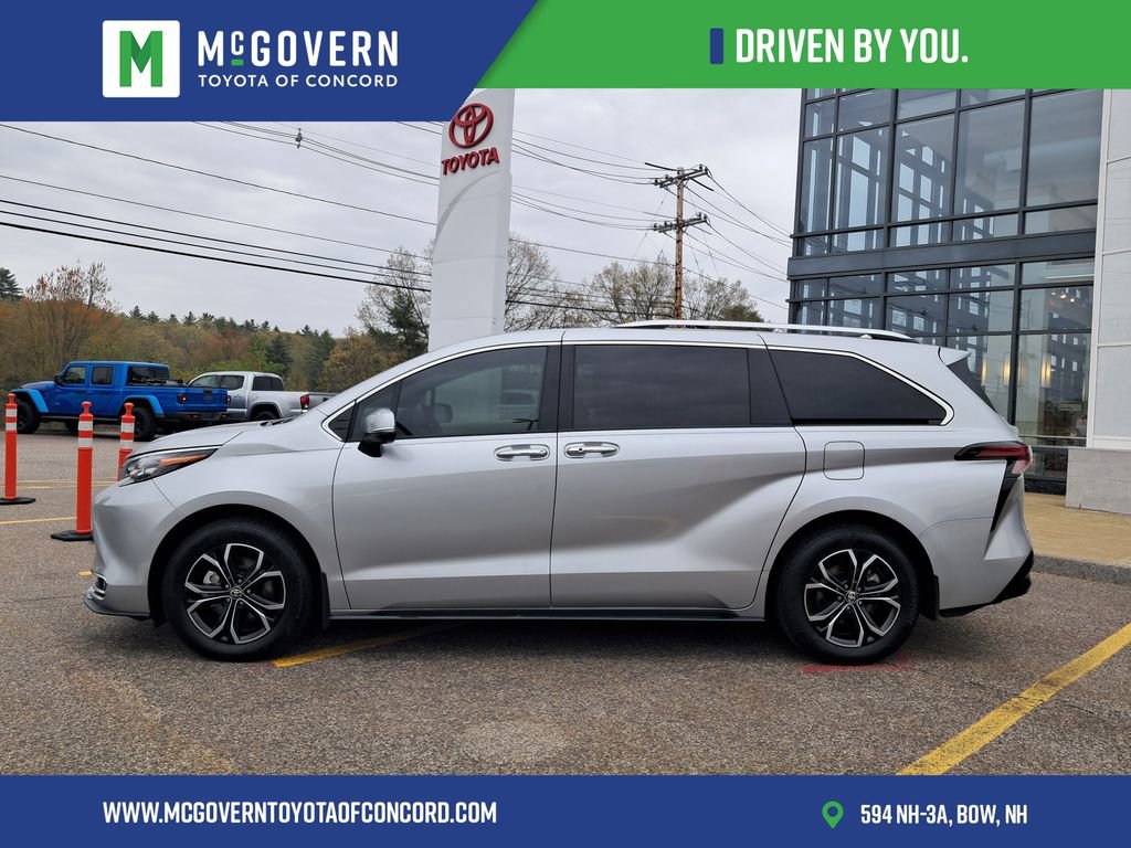 Used 2025 Toyota Sienna Platinum AWD/4WD image 2