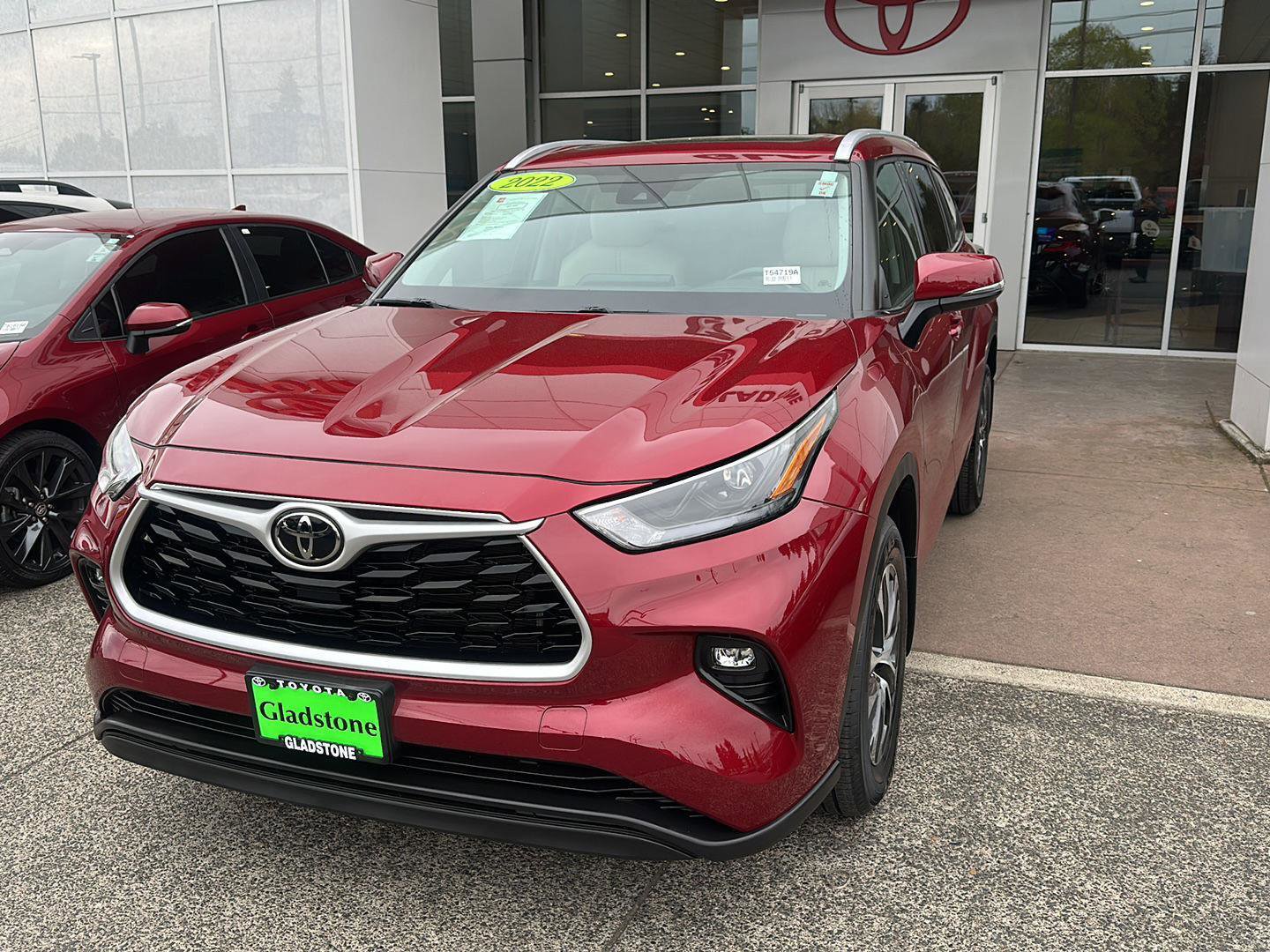 Used 2022 Toyota Highlander XLE AWD/4WD image 2