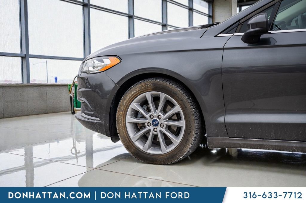Used 2017 Ford Fusion SE w/ Fusion SE Technology Package image 27
