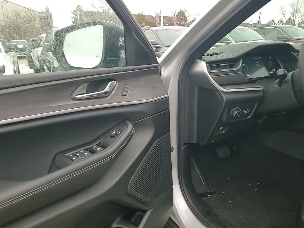 New 2025 Jeep Grand Cherokee Limited w/ Black Appearance Package image 24