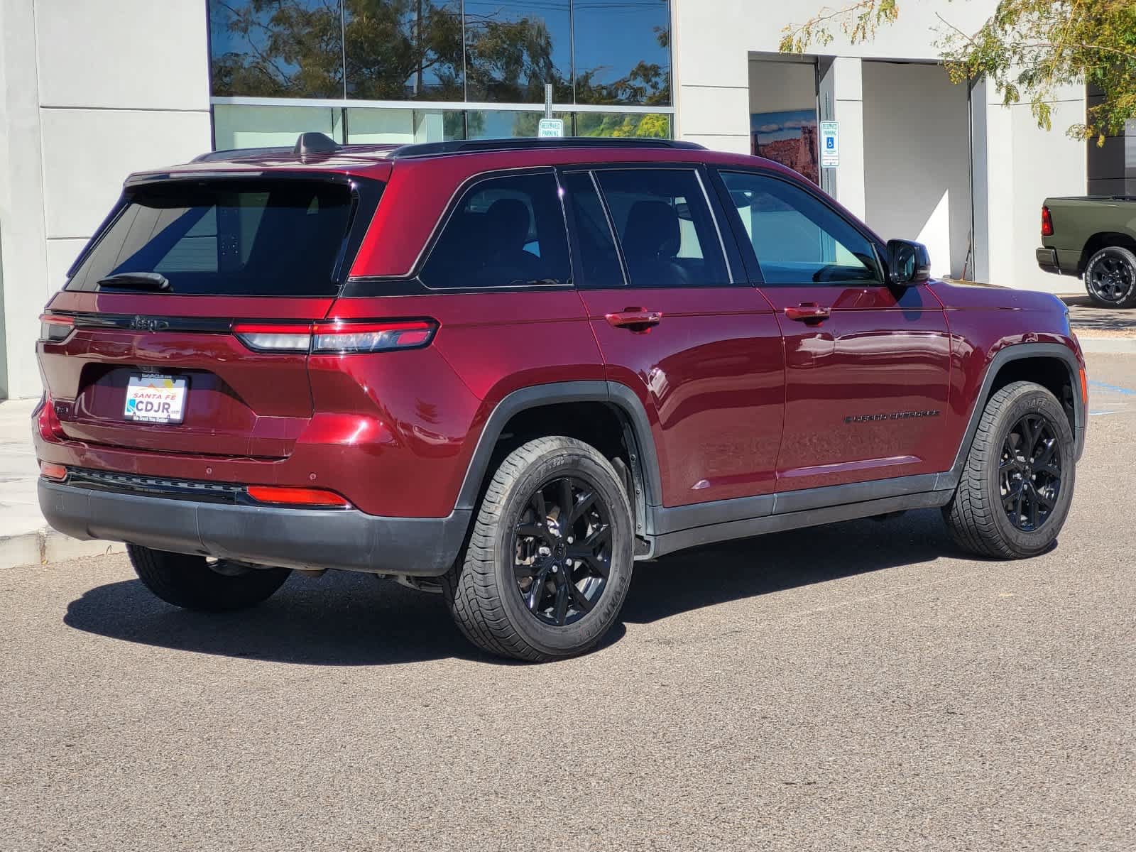 Used 2024 Jeep Grand Cherokee Altitude AWD/4WD image 5
