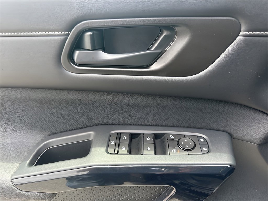 Used 2024 Nissan Pathfinder S image 23