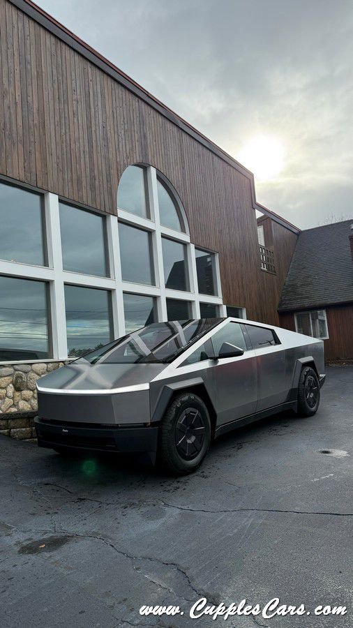 Used 2025 Tesla Cybertruck AWD Crew Cab image 49