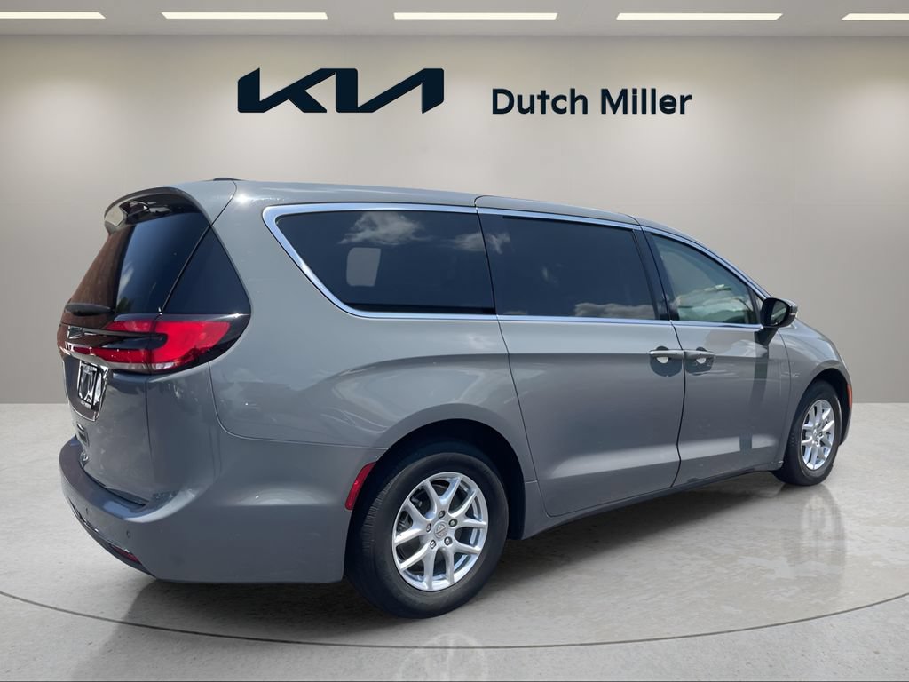 Used 2023 Chrysler Pacifica Touring-L FWD image 4
