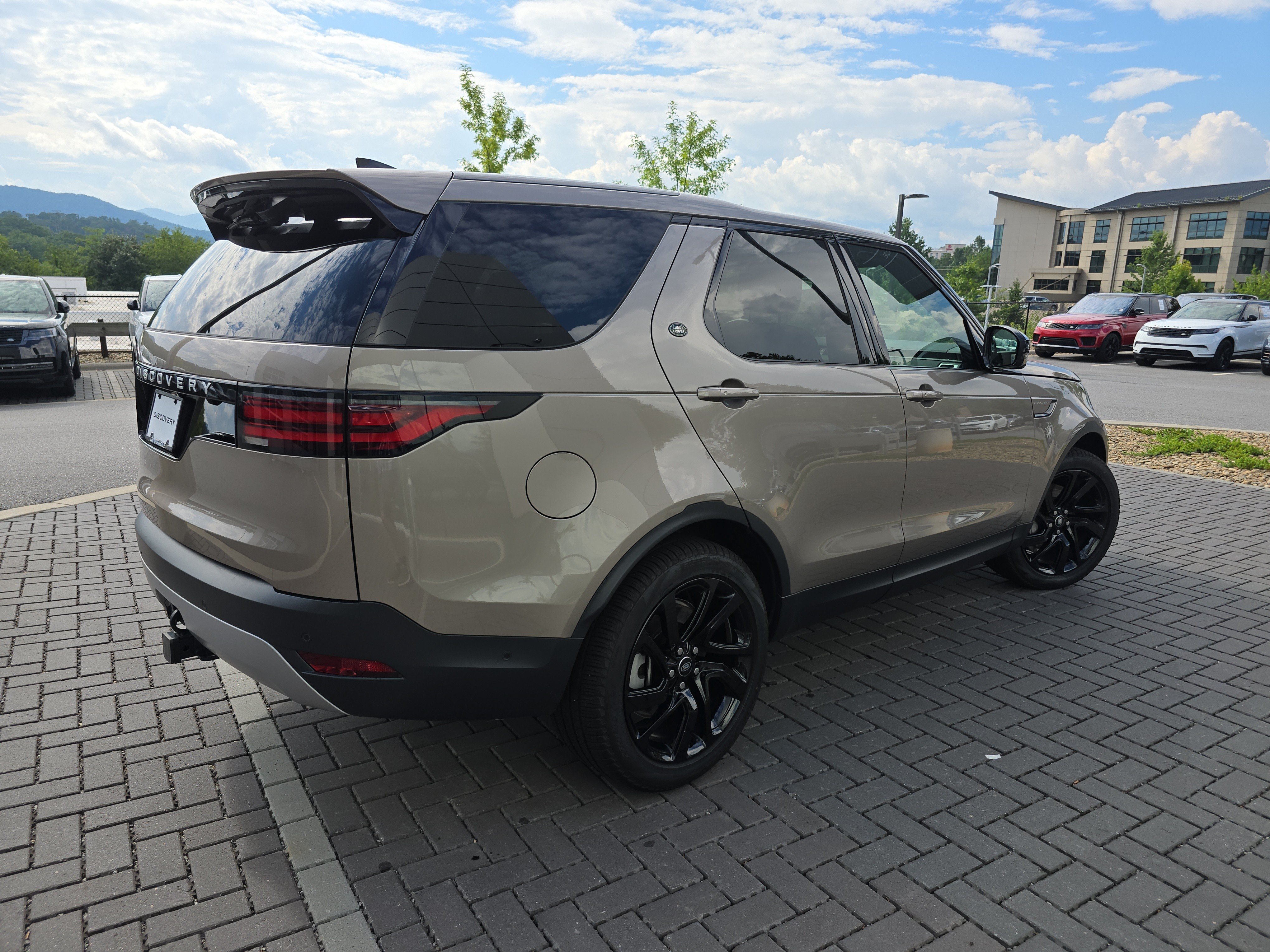 Certified 2025 Land Rover Discovery S AWD/4WD image 5