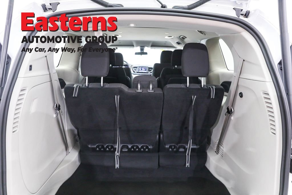 Used 2022 Chrysler Voyager LX image 9