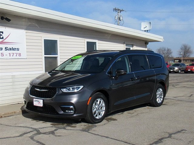 Used 2022 Chrysler Pacifica Touring-L FWD image 2