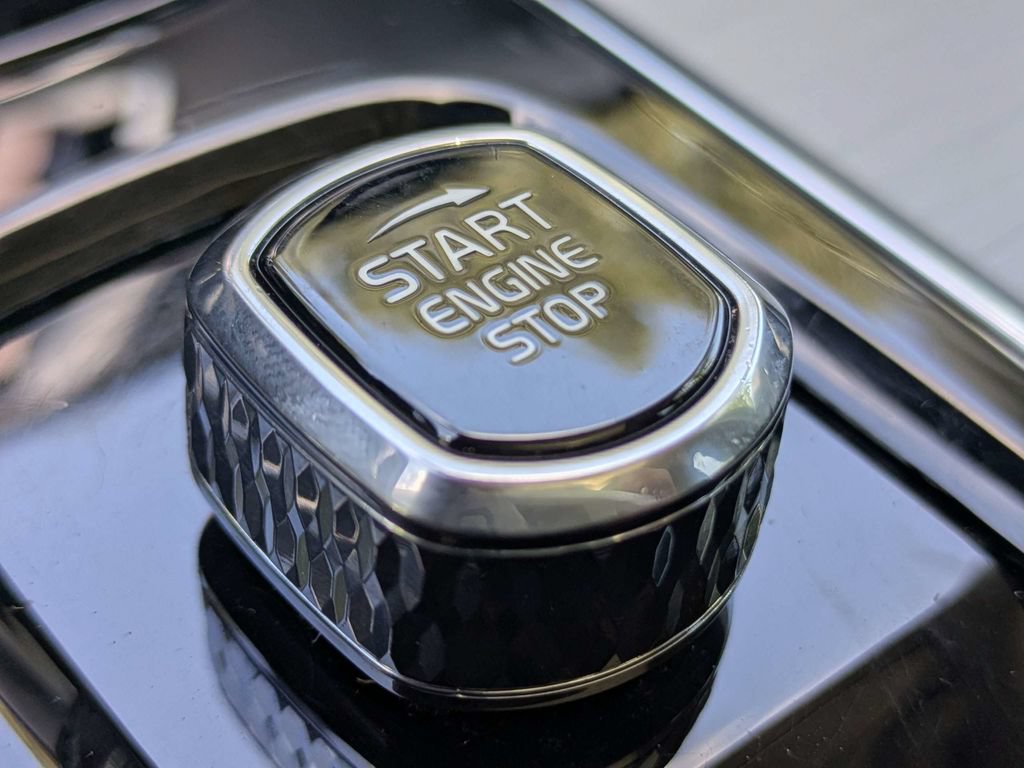 Certified 2025 Volvo XC90 B5 Core AWD/4WD image 30