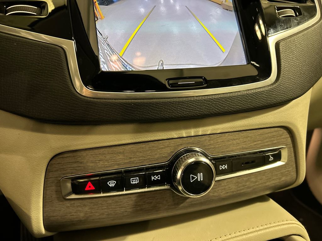 Used 2023 Volvo XC90 B6 Plus image 18