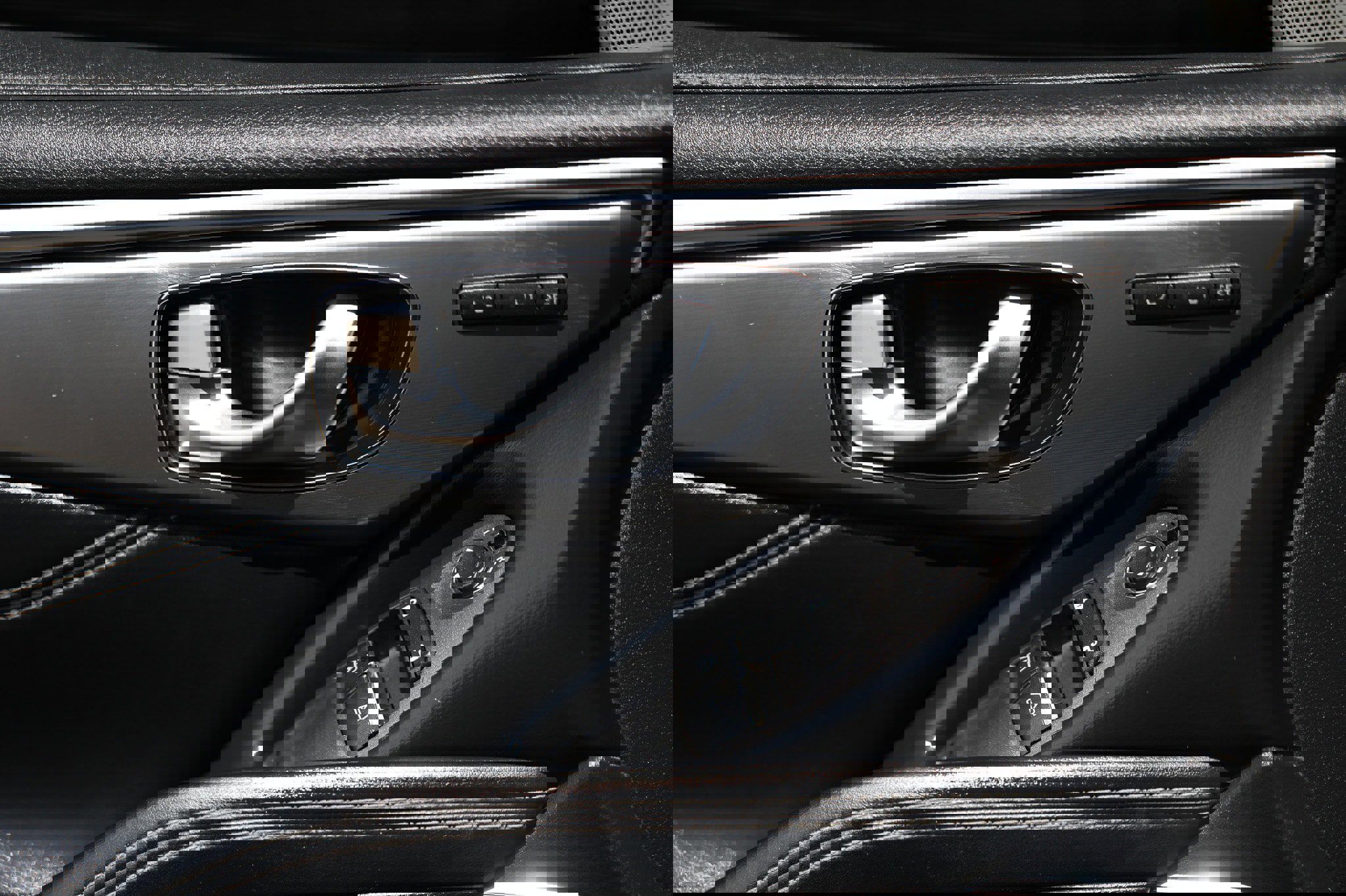 Used 2018 INFINITI Q60 3.0t Luxe w/ Cargo Package image 47