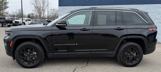 Used 2022 Jeep Grand Cherokee Limited AWD/4WD image 2