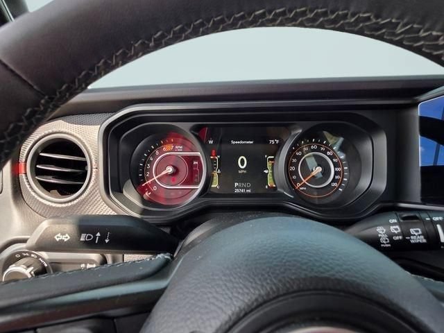 Used 2025 Jeep Wrangler Unlimited Rubicon AWD/4WD image 13