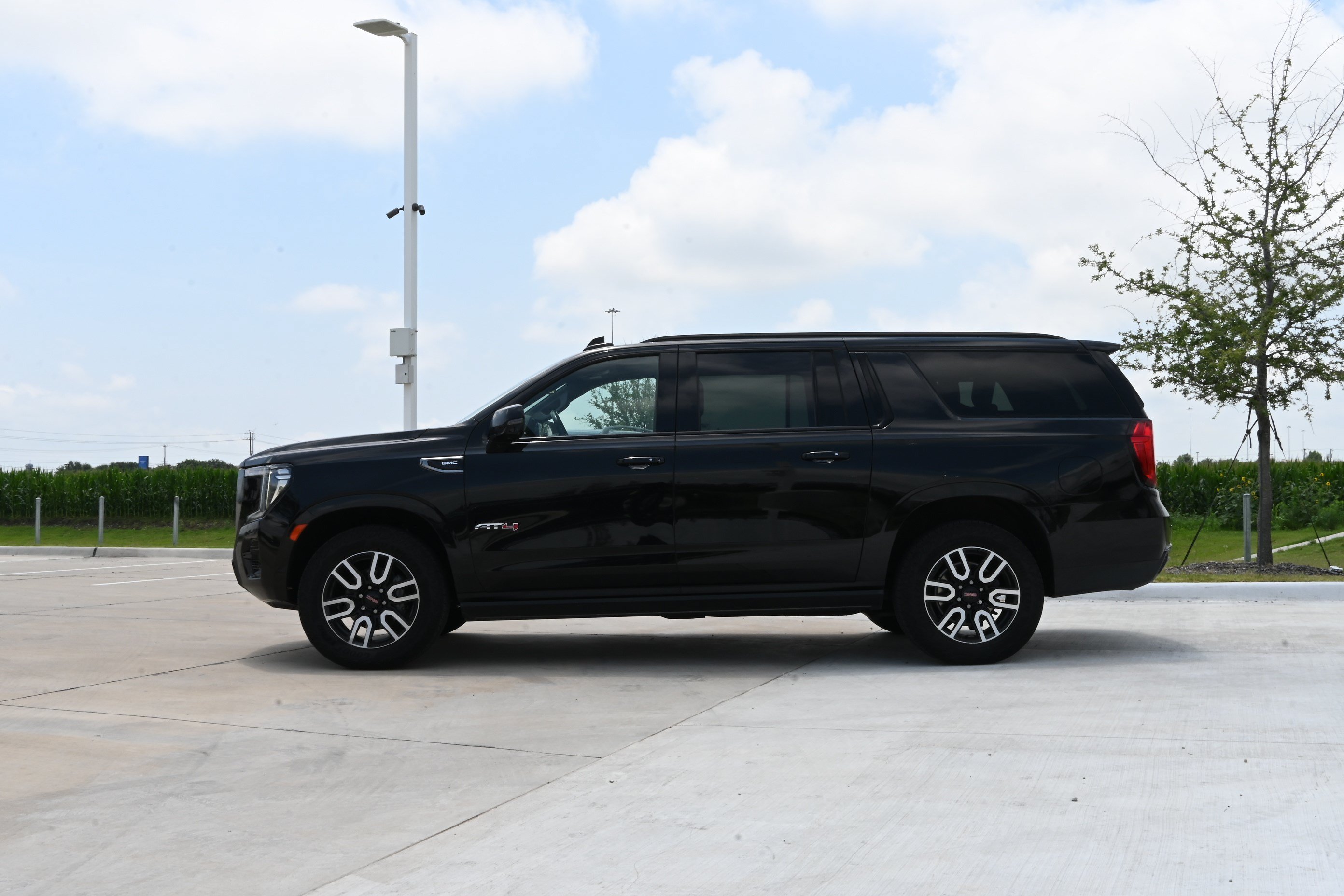 Used 2023 GMC Yukon XL AT4 w/ AT4 Premium Package AWD/4WD image 3