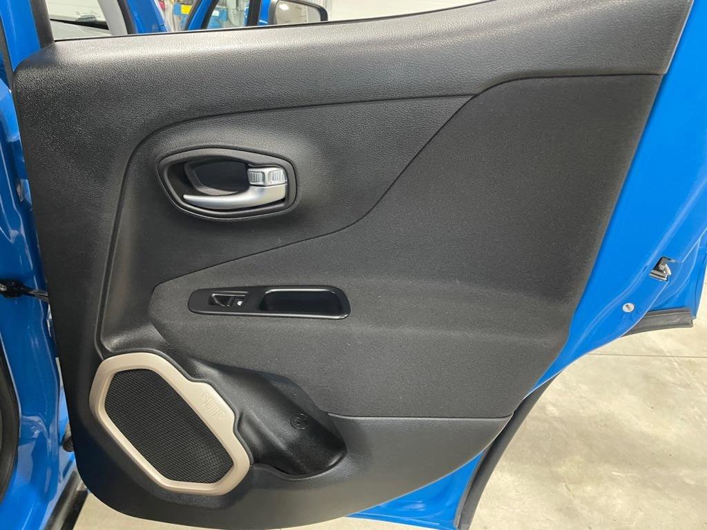 Used 2015 Jeep Renegade Latitude AWD/4WD image 21