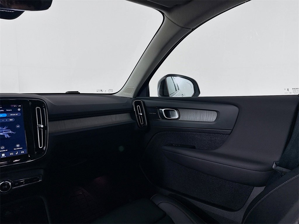 Used 2023 Volvo XC40 B5 Ultimate w/ Protection Package Premier image 25