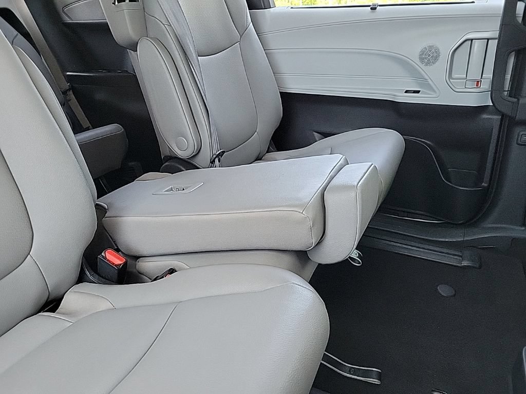 Used 2025 Toyota Sienna XLE FWD image 17