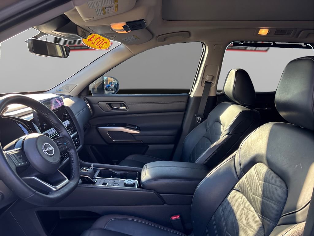 Used 2024 Nissan Pathfinder Platinum w/ Cargo Package image 9