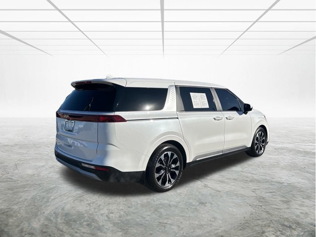 Used 2023 Kia Carnival EX image 4