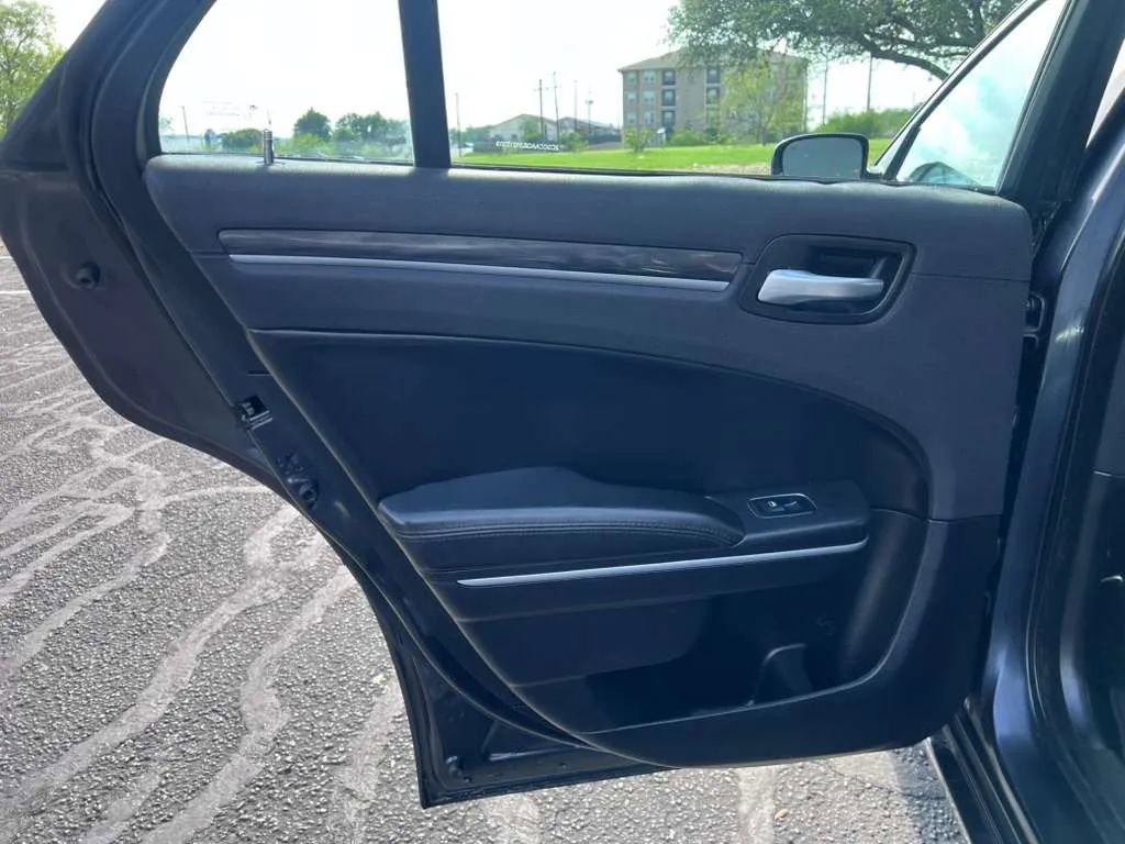 Used 2018 Chrysler 300 Touring RWD image 14