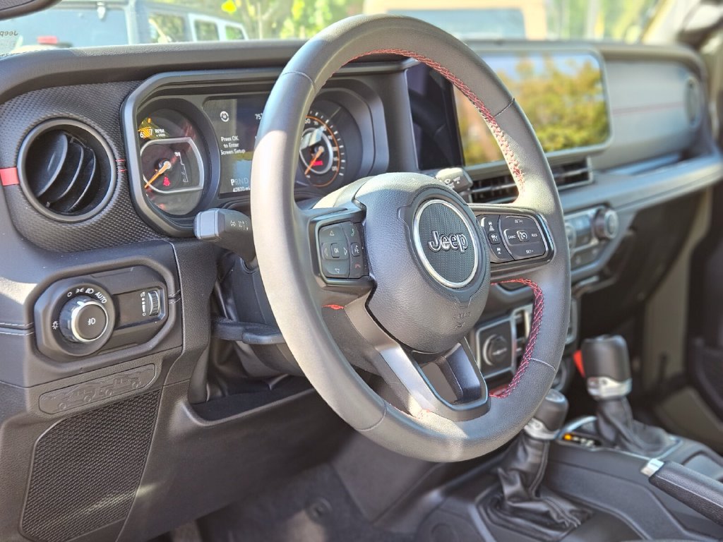 Used 2025 Jeep Wrangler Unlimited Rubicon AWD/4WD image 19