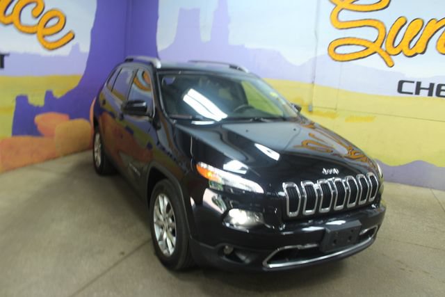 Used 2017 Jeep Cherokee Limited w/ Luxury Group AWD/4WD image 2