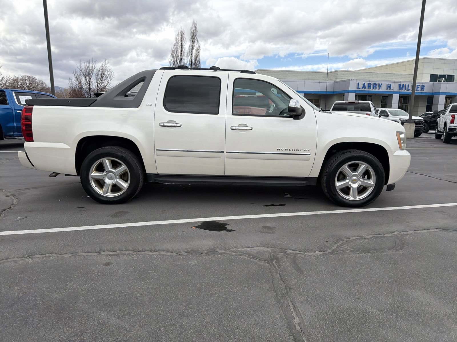 Used 2011 Chevrolet Avalanche LTZ image 7