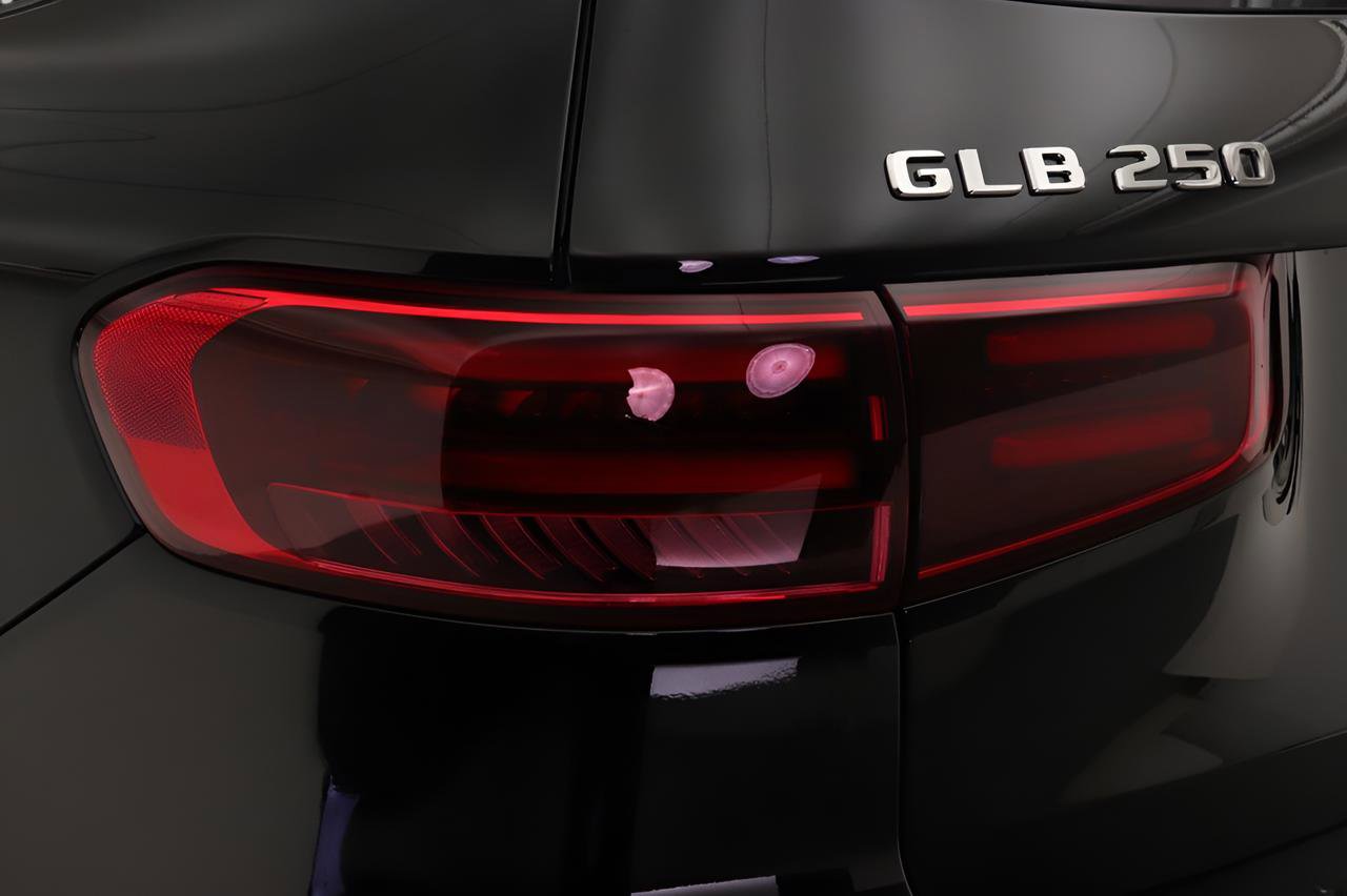 Certified 2025 Mercedes-Benz GLB 250 image 18