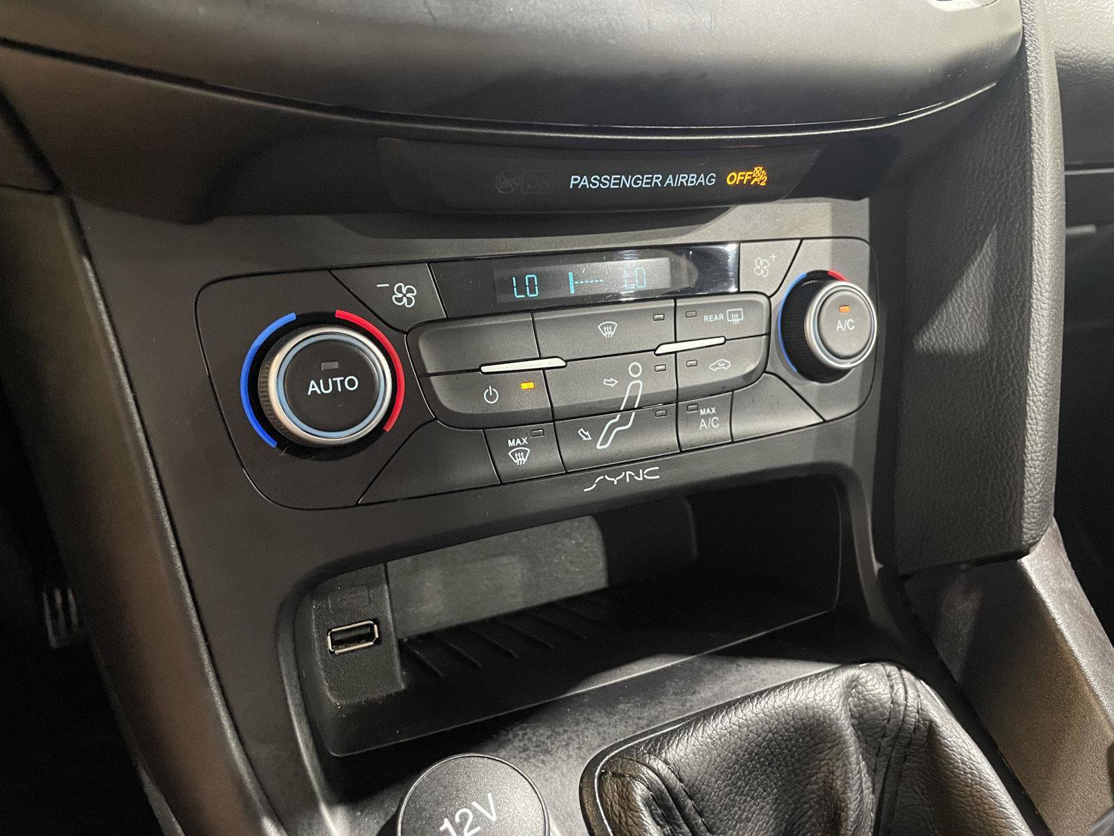 Certified 2018 Ford Focus SE FWD image 28