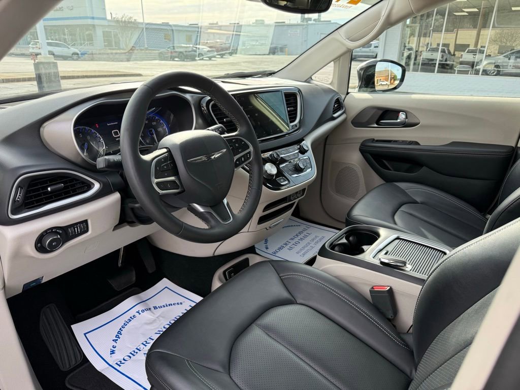 Used 2024 Chrysler Pacifica Touring-L image 18