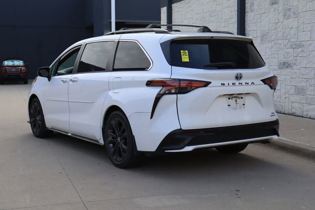 Used 2023 Toyota Sienna XSE w/ XSE Plus Package FWD image 3