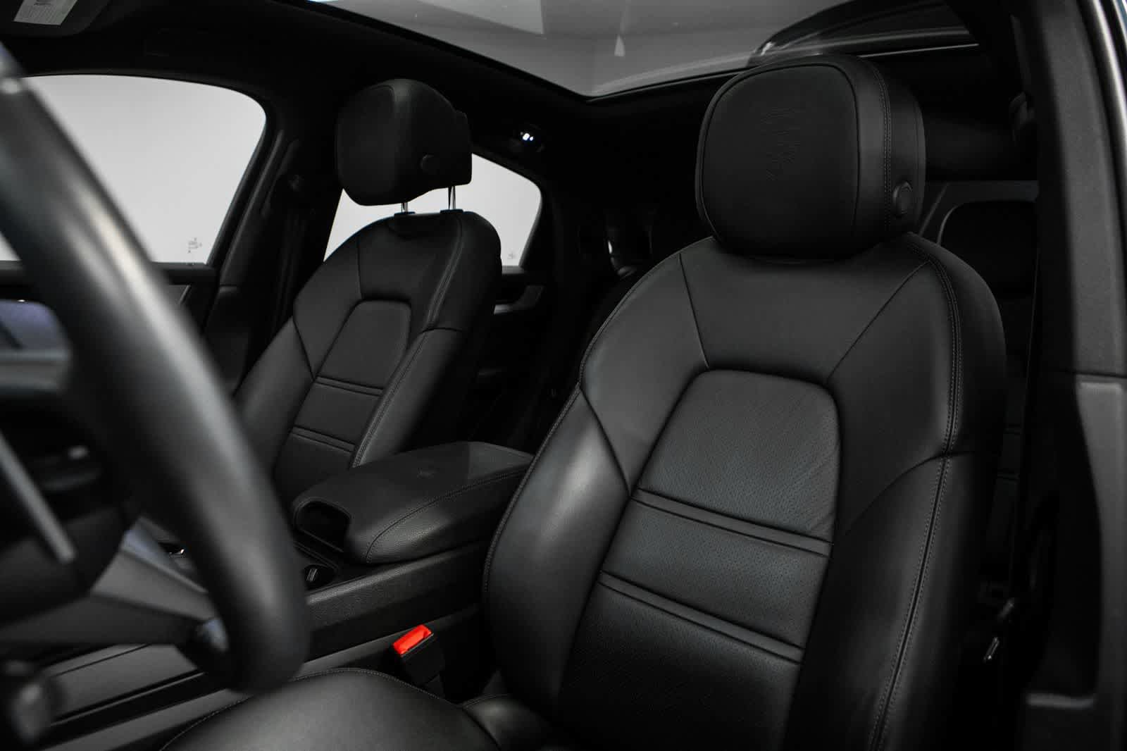 Certified 2024 Porsche Cayenne Coupe AWD/4WD image 5