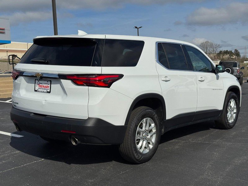 Used 2023 Chevrolet Traverse LS image 3