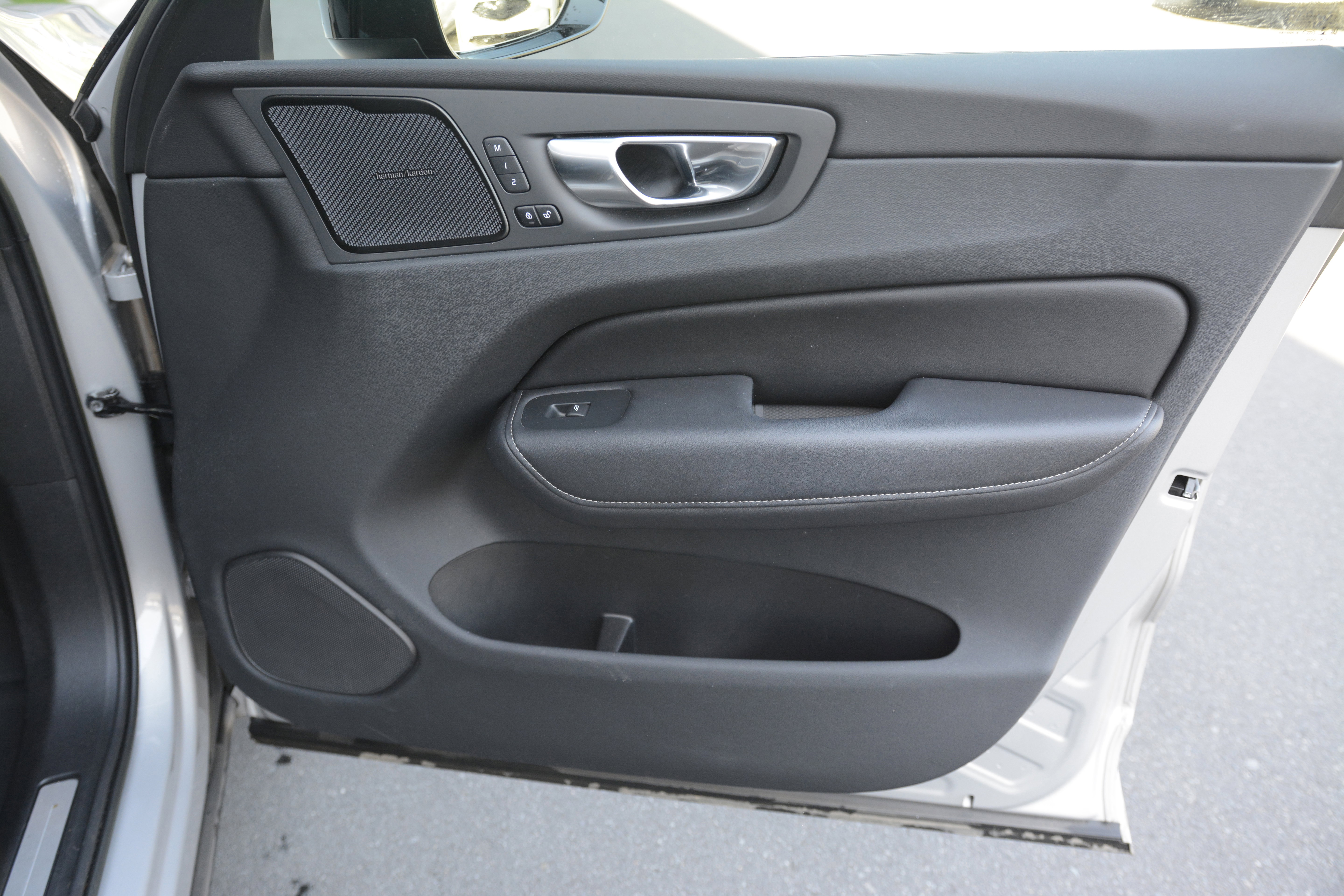 Used 2023 Volvo XC60 T8 Ultimate image 24