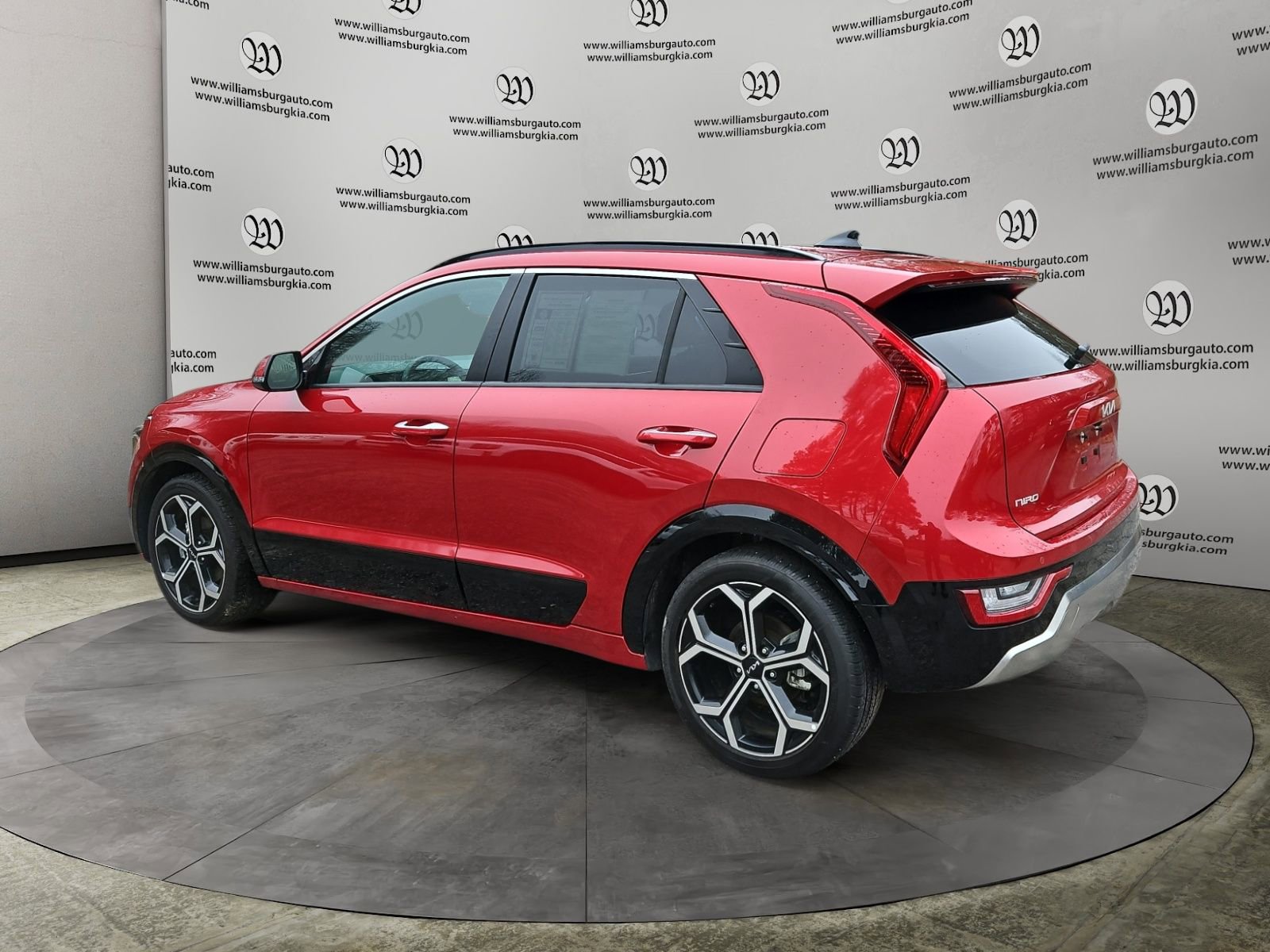 Used 2023 Kia Niro SX Touring image 3