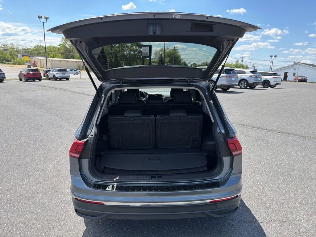 Used 2023 Volkswagen Tiguan SE FWD image 16