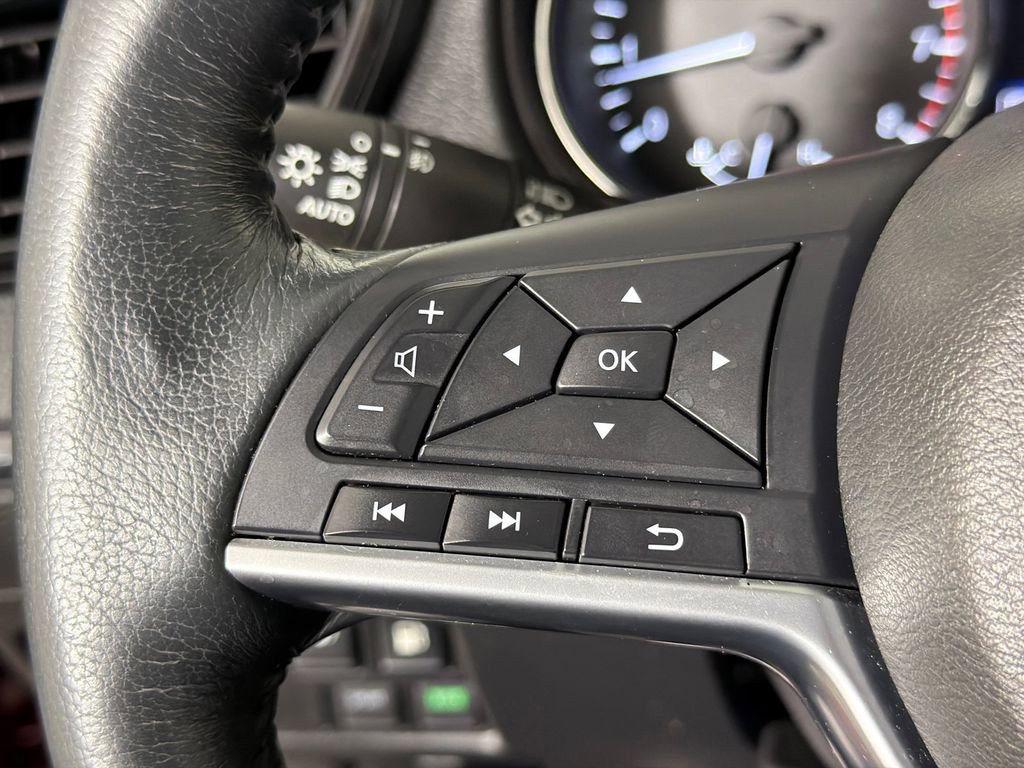 Used 2018 Nissan Rogue SV w/ Premium Package FWD image 26