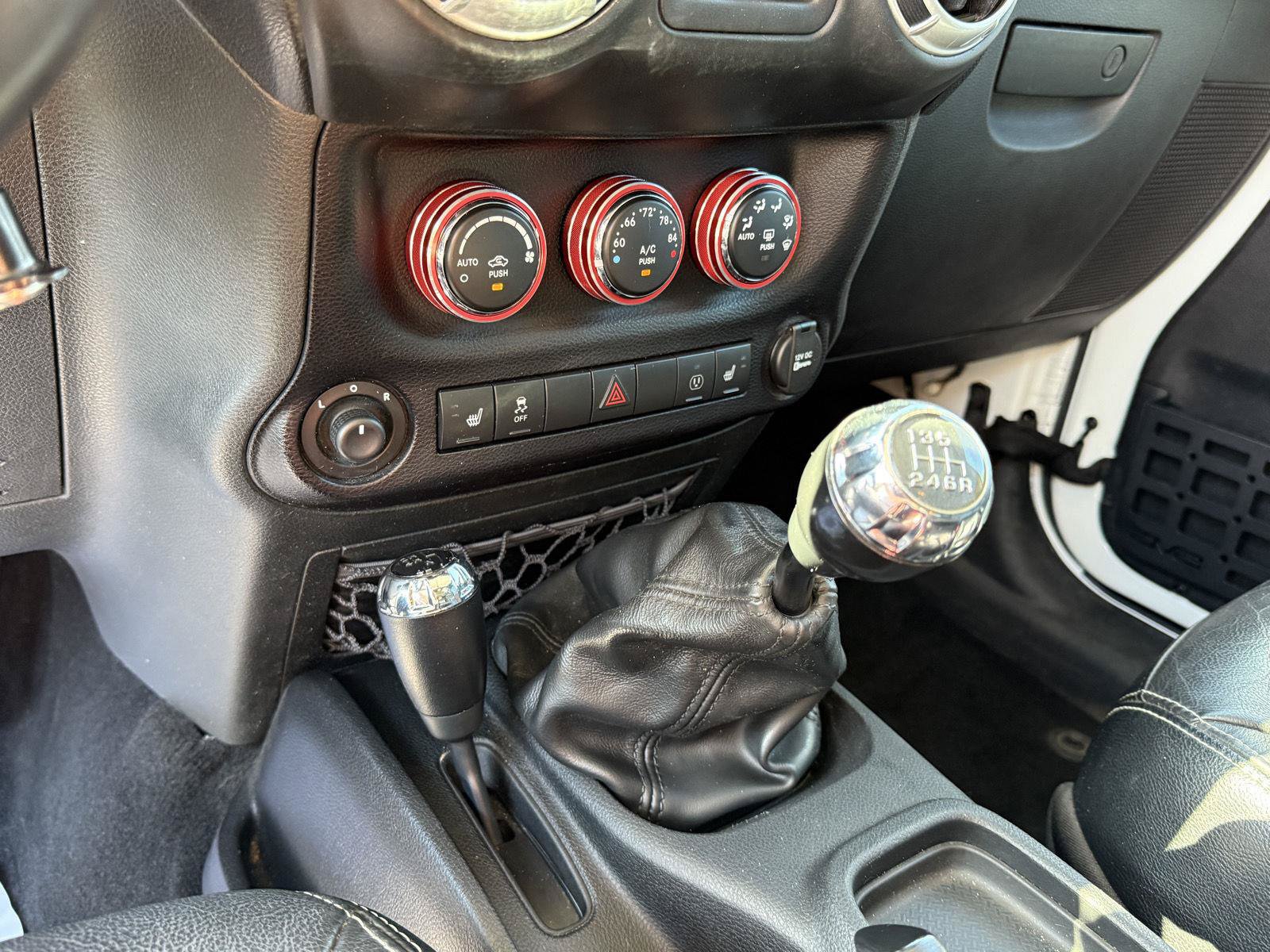 Used 2015 Jeep Wrangler Unlimited Rubicon AWD/4WD image 21