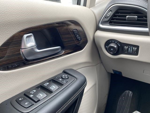 Certified 2024 Chrysler Pacifica Limited FWD image 22