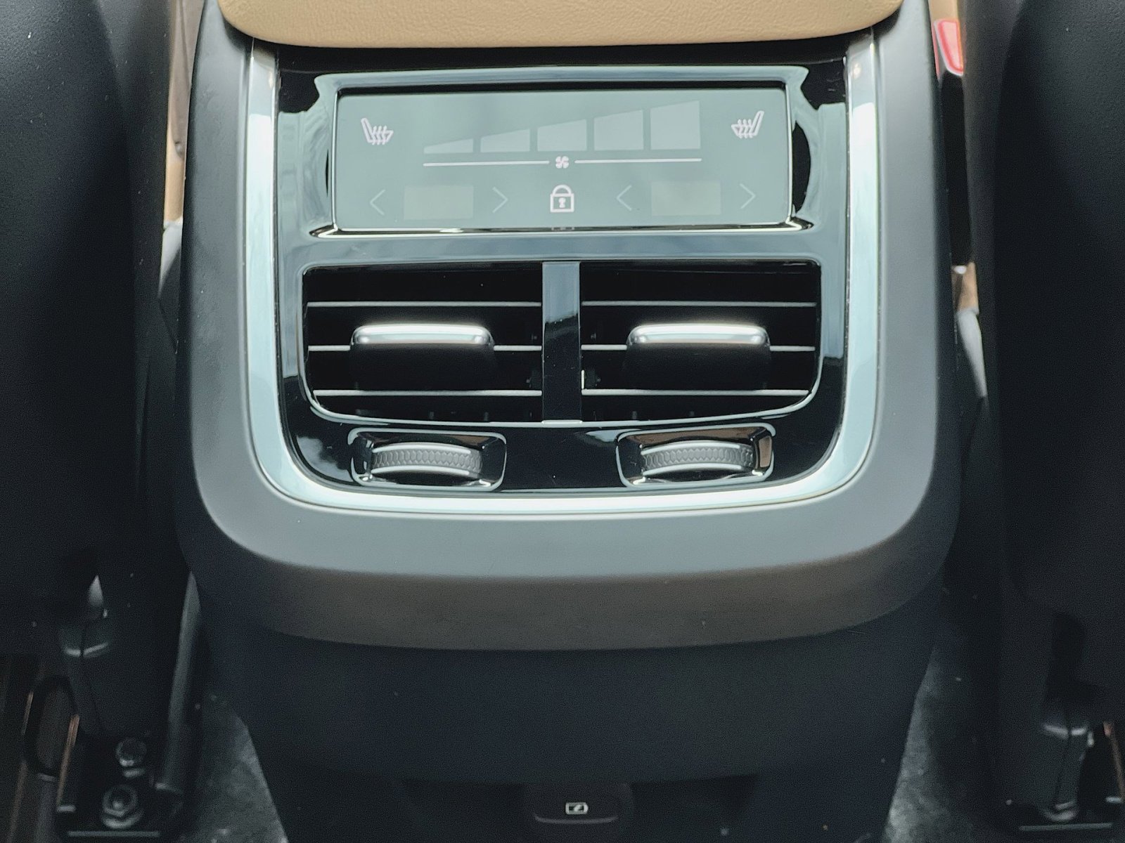 Certified 2023 Volvo XC90 B6 Ultimate w/ Protection Package Premier AWD/4WD image 31