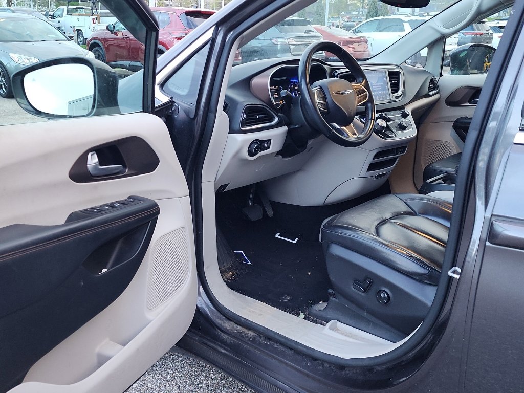 Used 2017 Chrysler Pacifica Touring-L w/ Tire & Wheel Group image 10