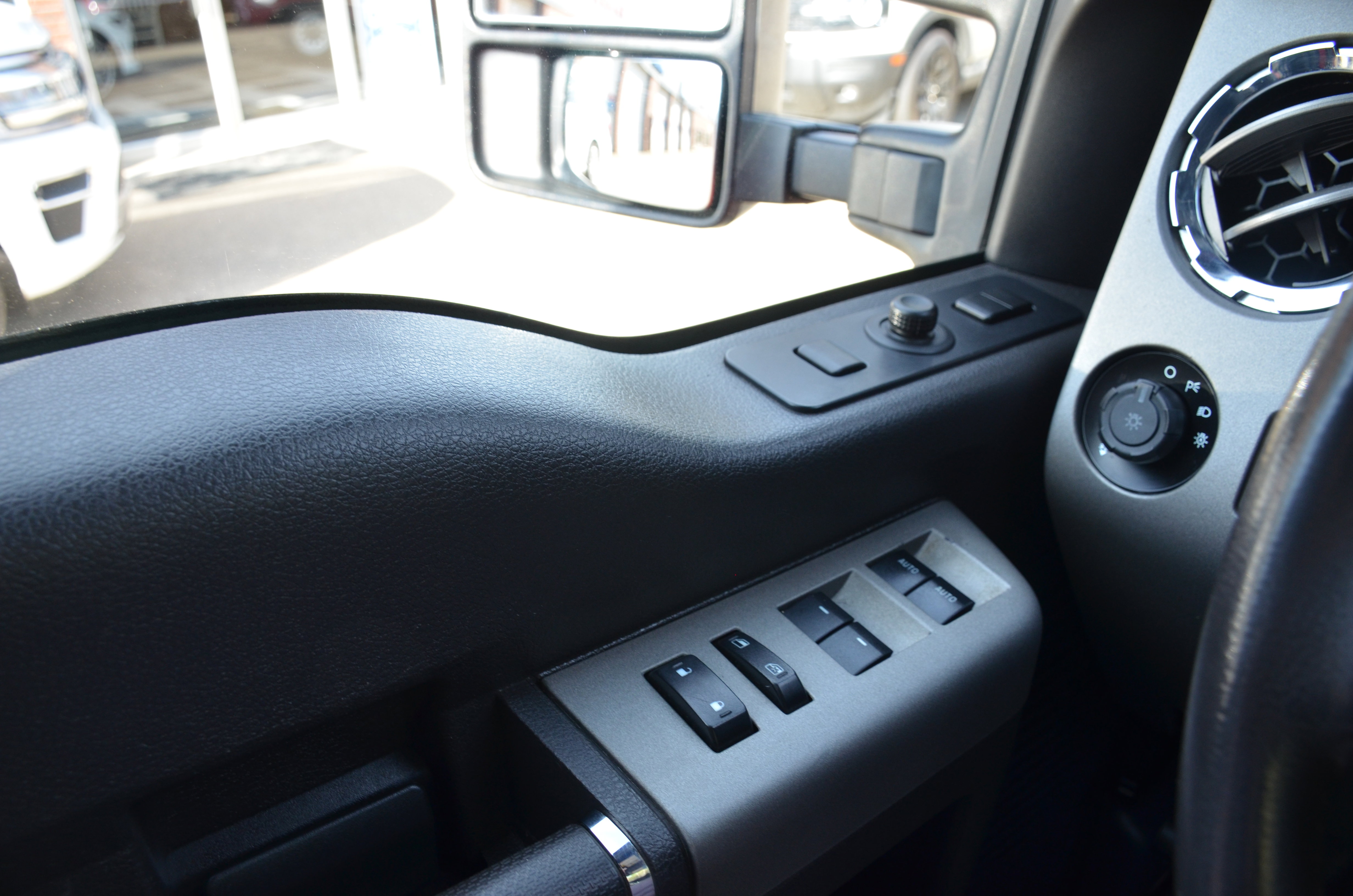 Used 2014 Ford F350 Lariat w/ Lariat Interior Package image 14