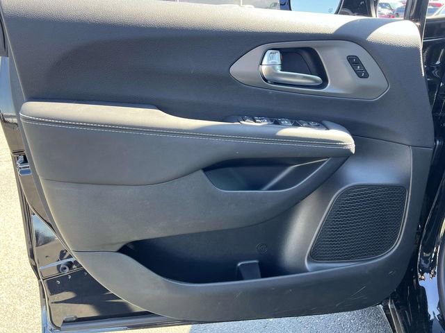 New 2025 Chrysler Pacifica Select image 12