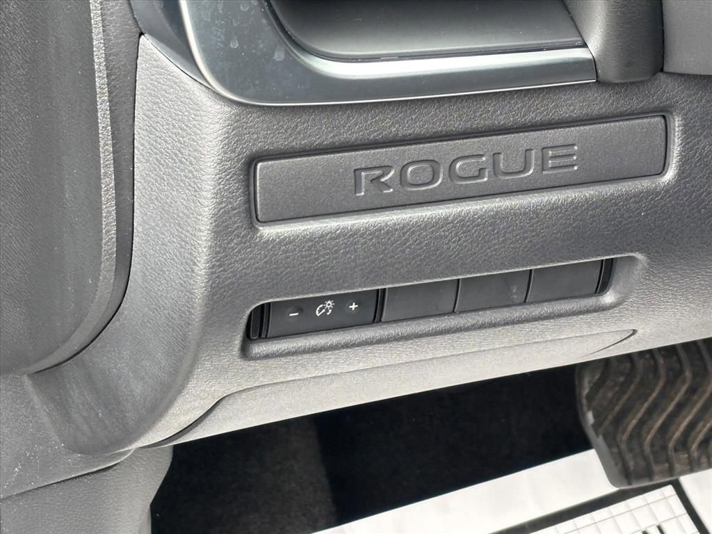 Used 2023 Nissan Rogue S image 8