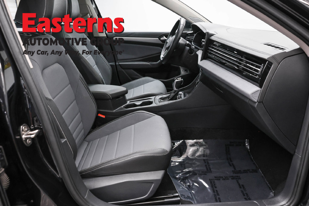 Used 2025 Volkswagen Jetta SE FWD image 24