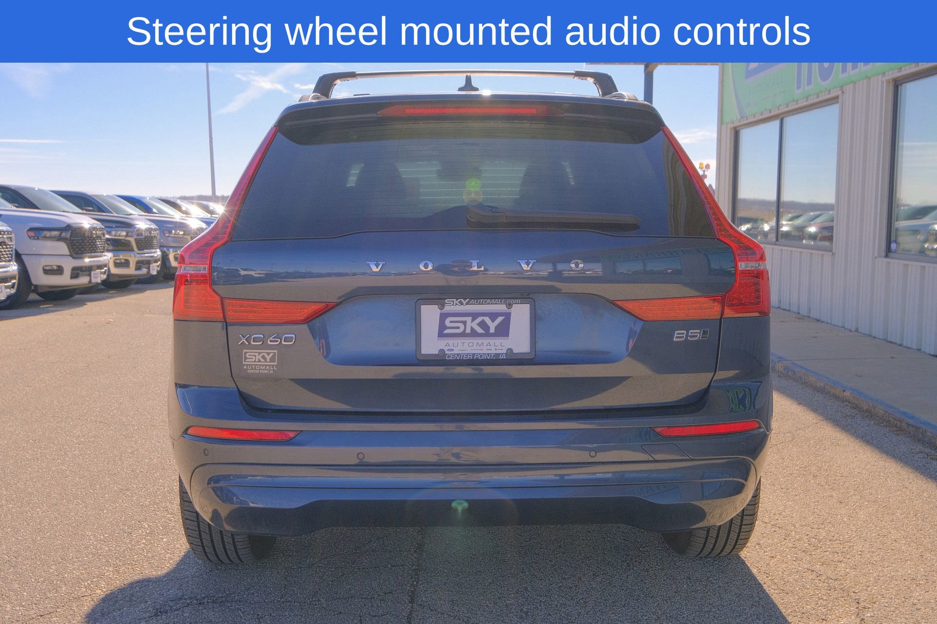 Used 2022 Volvo XC60 B5 Momentum image 7