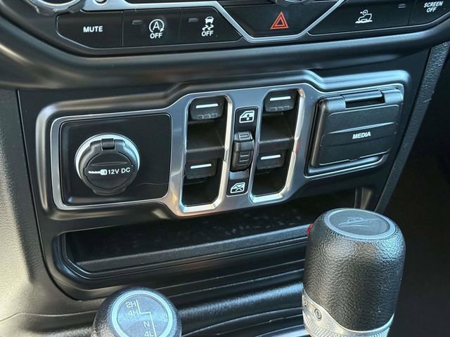 Used 2023 Jeep Gladiator Sport AWD/4WD image 16